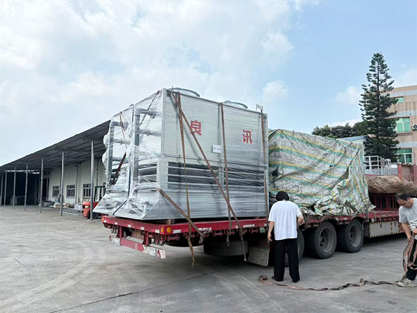 逆流闭式冷却塔